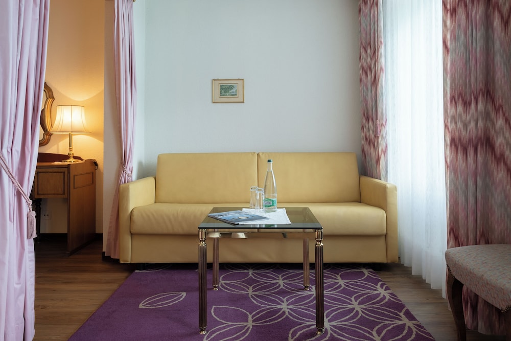Junior Twin Room, Balcony, Lake View photo 2
