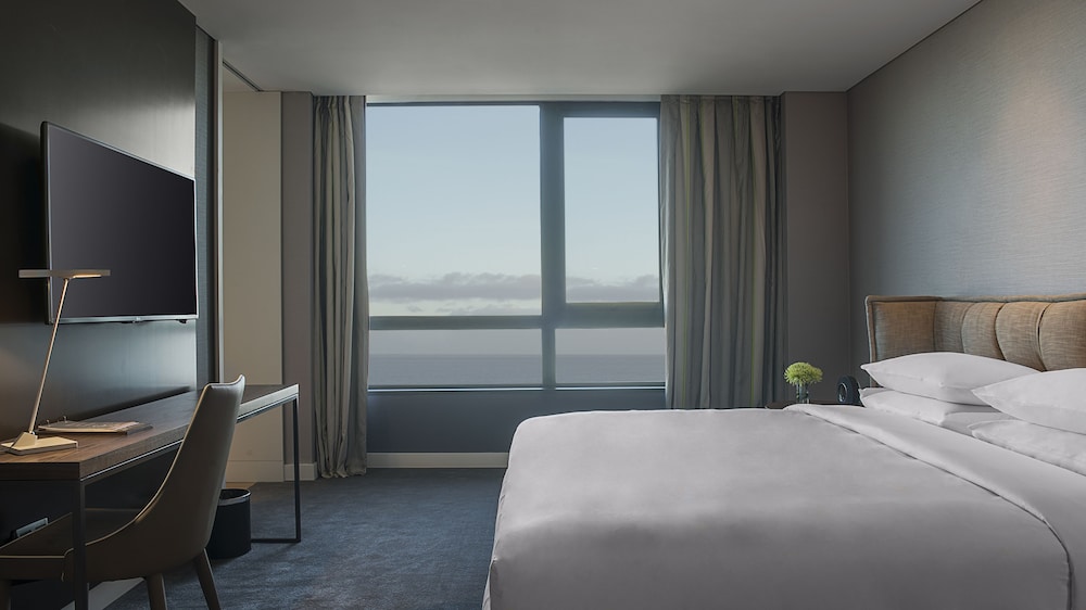 Suite, 1 King Bed (Centric)