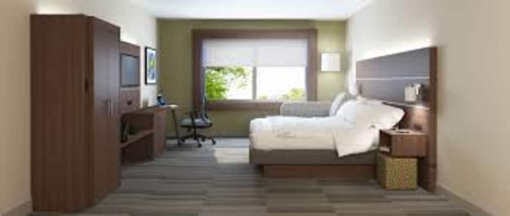 Suite, 1 King Bed with Sofa bed - Photo 2