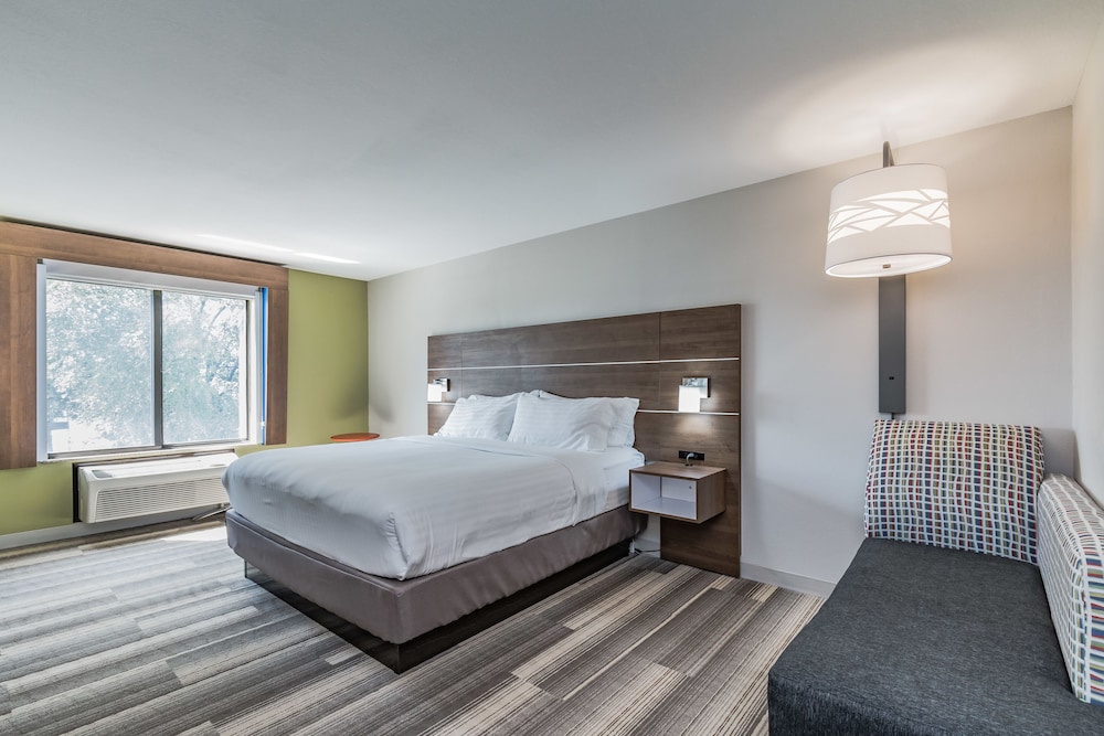 Suite, 1 King Bed - Photo 2