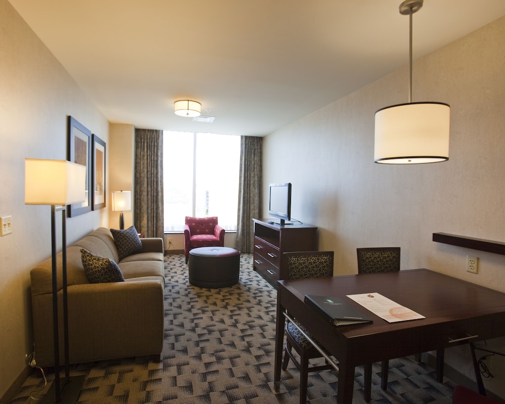 Executive Suite, Corner (2 Queens Beds, 1 Sofa Bed) - Photo 3