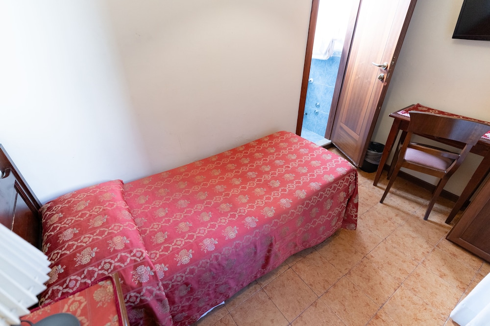 Basic Single Room, 1 Twin Bed, Ensuite, Garden View photo 3