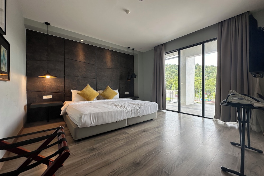 Deluxe Double Room, 1 King Bed, Balcony photo 3