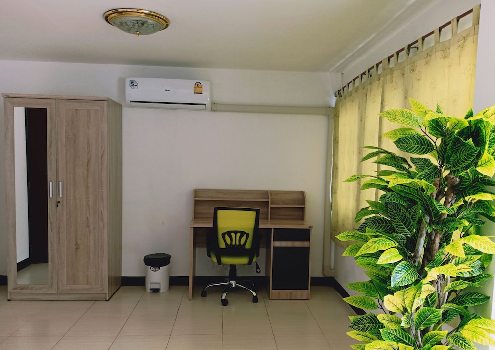 Basic Room, 1 King Bed, Smoking, Lanai photo 1