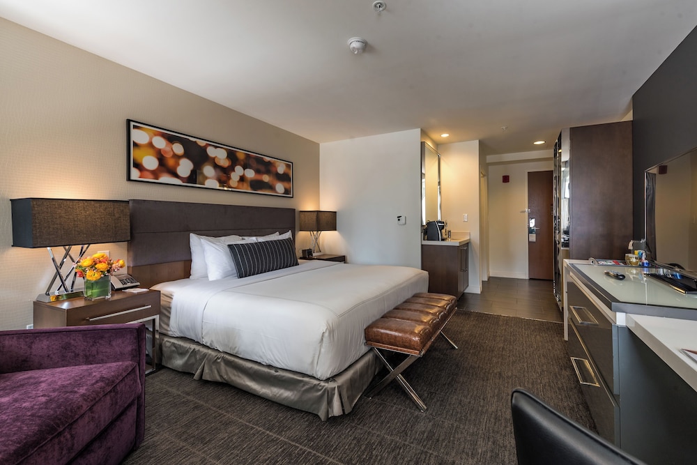 Deluxe King at The Godfrey Hotel Chicago in Chicago