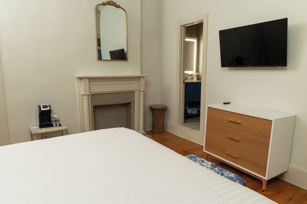 Deluxe Room, 1 King Bed - Photo 2