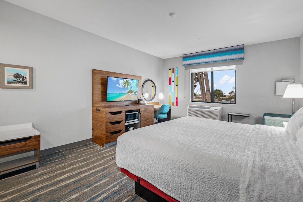 Room, 1 King Bed, Accessible (Hearing Accessible, Partial View) photo 3