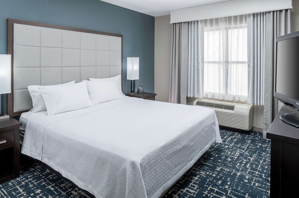 Suite, 1 King Bed, Accessible, Bathtub - Photo 2