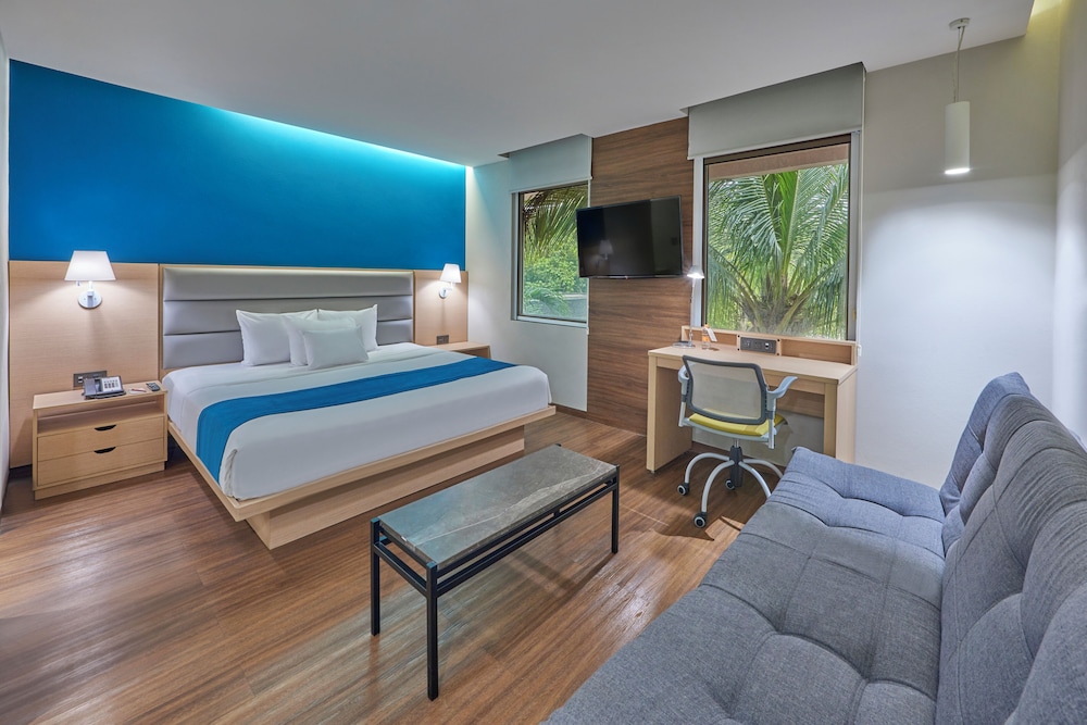 Suite, 1 King Bed - Photo 3