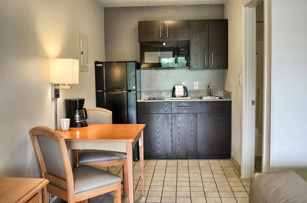 Standard Room, 2 Double Beds, Smoking - Photo 4