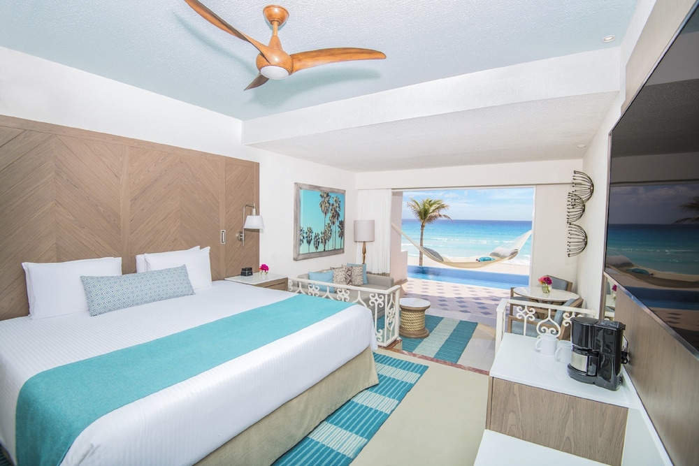 Junior Room, 1 King Bed, Beachfront (Infinity Swim Up)
