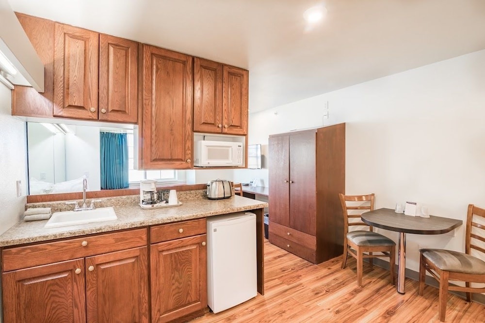 Deluxe Suite, 1 Queen Bed, Non Smoking, Refrigerator & Microwave photo 1