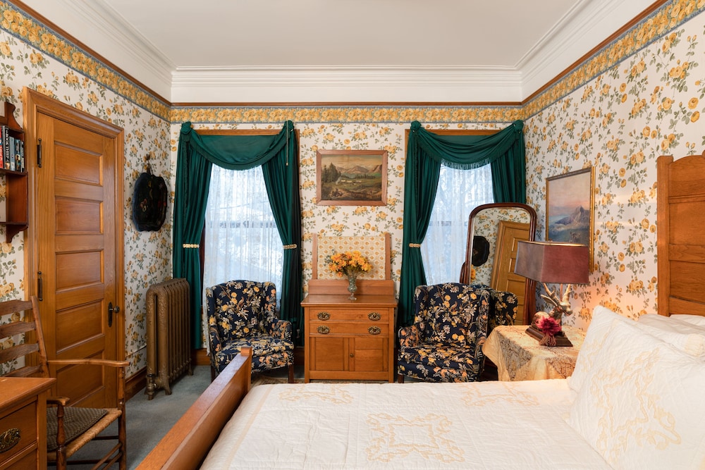 Deluxe Room, 1 Queen Bed, Private Bathroom photo 3