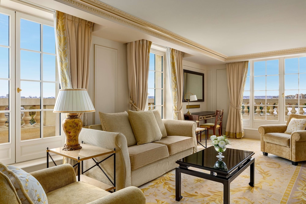Suite with One King Bed (Non Smoking)