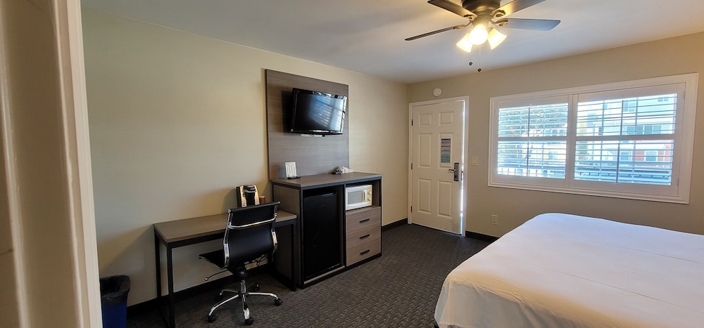 Deluxe Room, 1 King Bed, Accessible photo 3