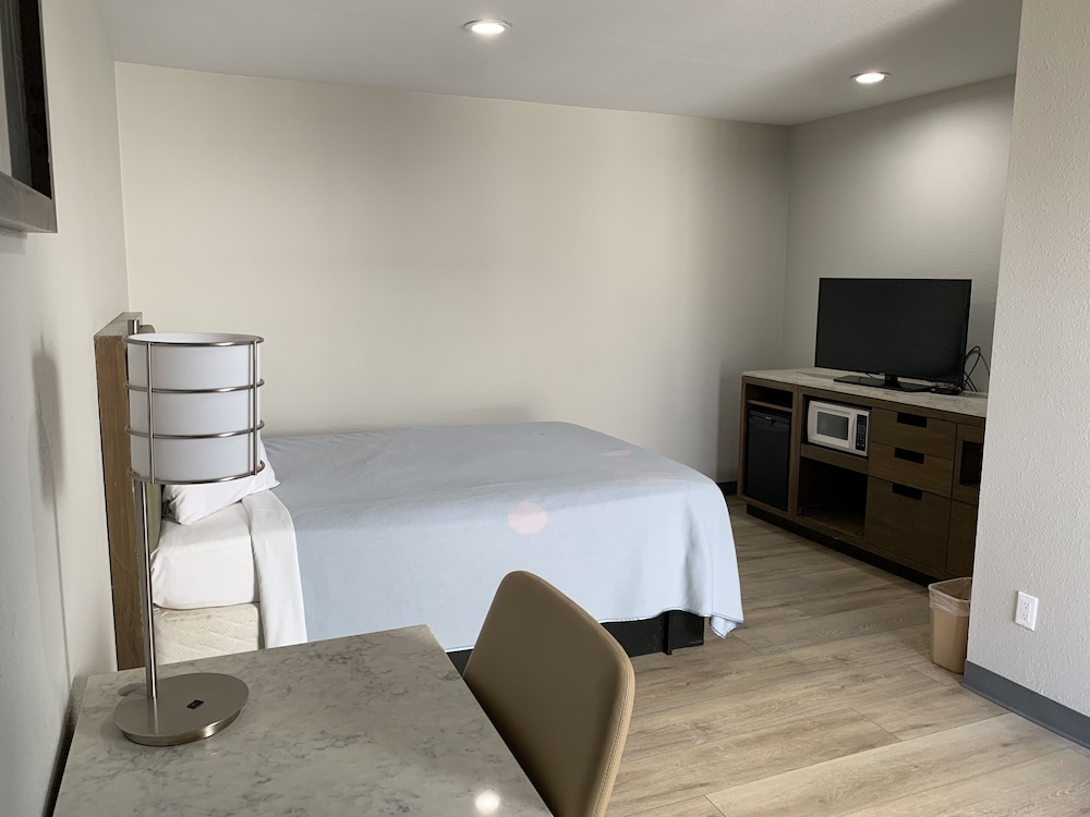 Standard Room, 1 Queen Bed - Photo 9