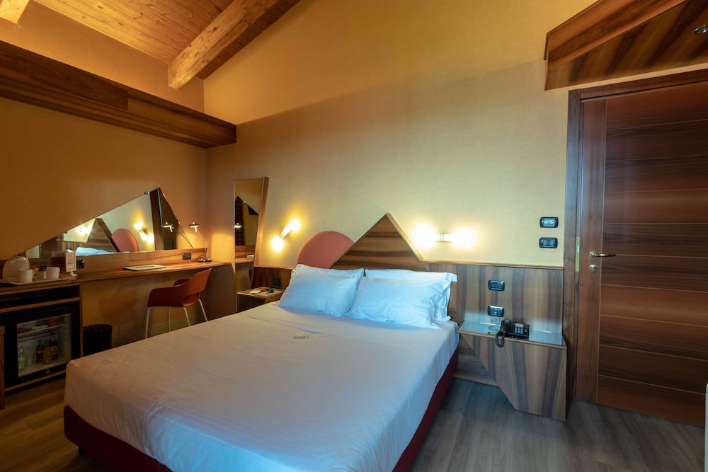 Executive Room, 1 Queen Bed with Sofa bed - Photo 1