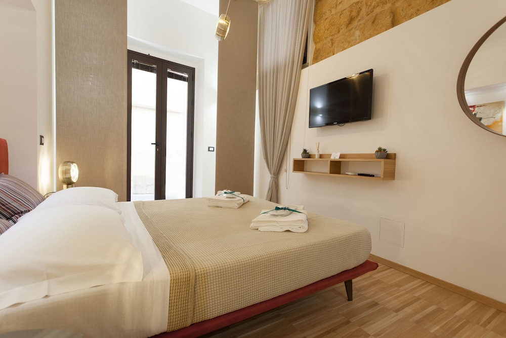 Deluxe Suite, 1 Queen Bed with Sofa bed