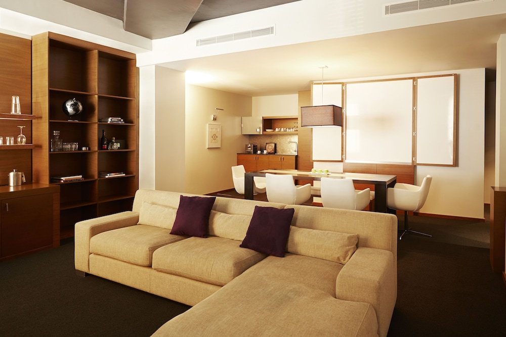Premium Room, 1 King Bed - Photo 1