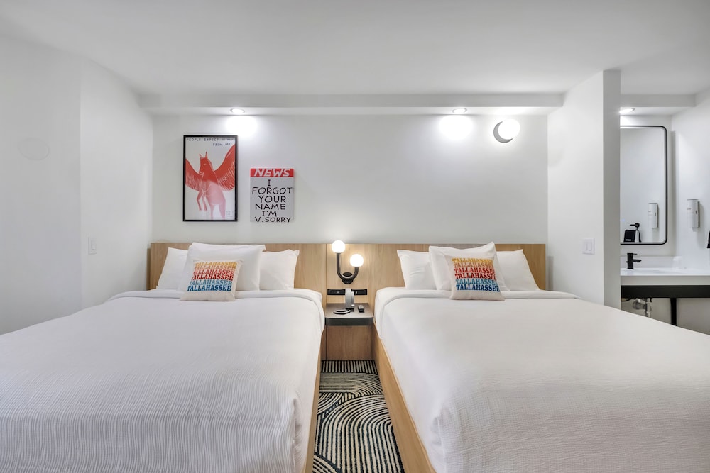 Standard Room, 2 Queen Beds photo 3