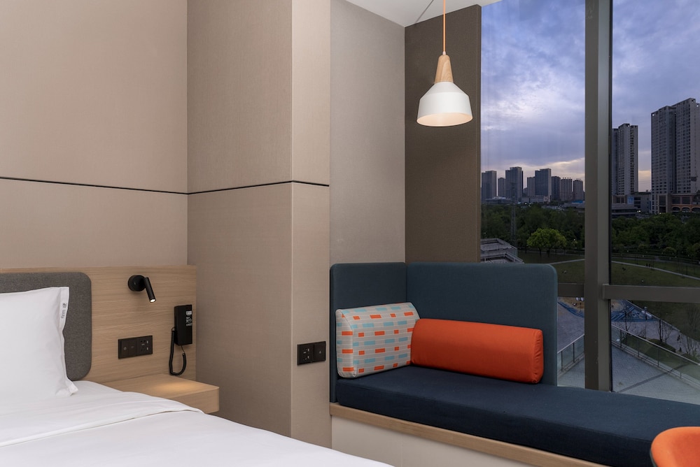 Standard Room, 1 King Bed, Garden View (Extra Floor Space) - Photo 1