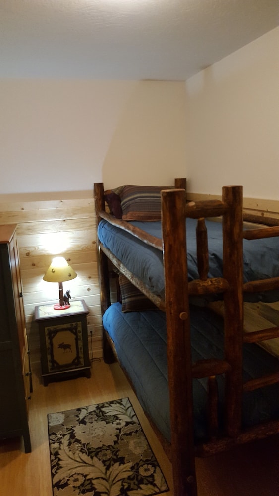 Unit F-2 Bedroom Deluxe with washer/dry photo 3