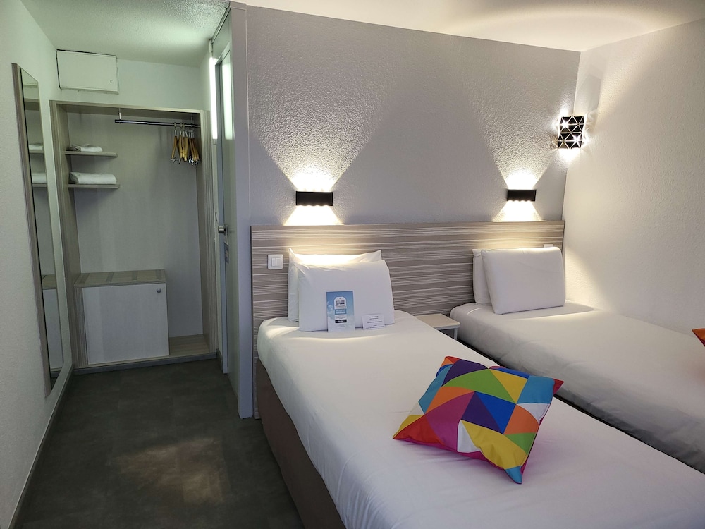 Standard Room, 2 Twin Beds - Photo 9
