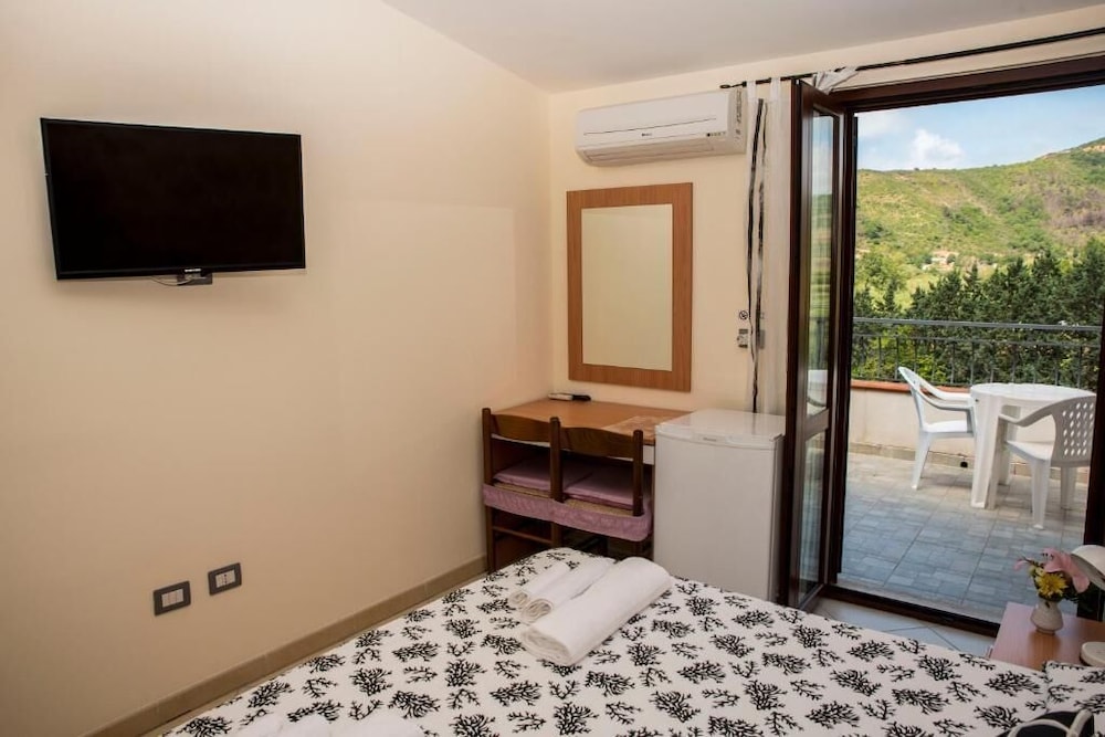 Classic Triple Room photo 2