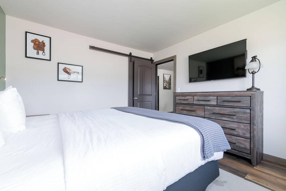 Deluxe Suite, 1 King Bed With Sofa Bed, Kitchenette, Mountain View