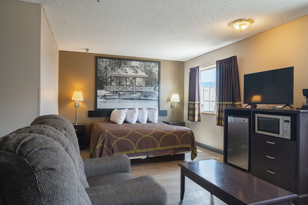 Deluxe Studio Suite, 1 King Bed, Non Smoking photo 2