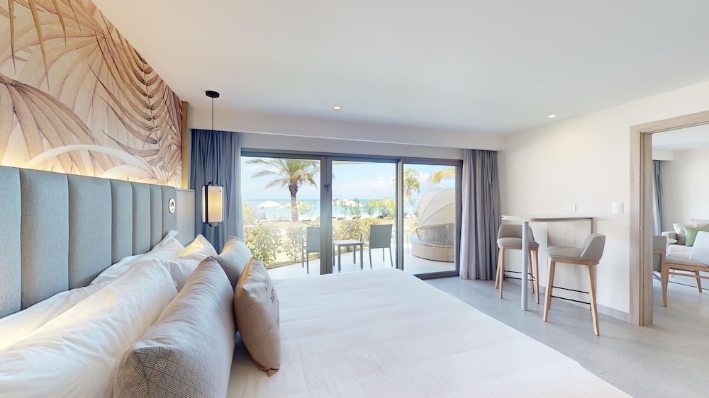 Luxury Presidential Beach Front Walkout One Bedroom Suite Diamond Club