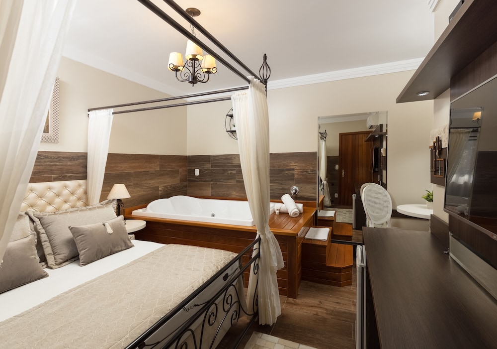 Honeymoon Suite, 1 Queen Bed photo 1
