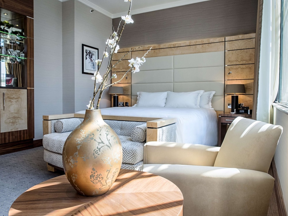 GWR Tower Room, 1 King Bed (Lounge Access), City View thumbnail 5