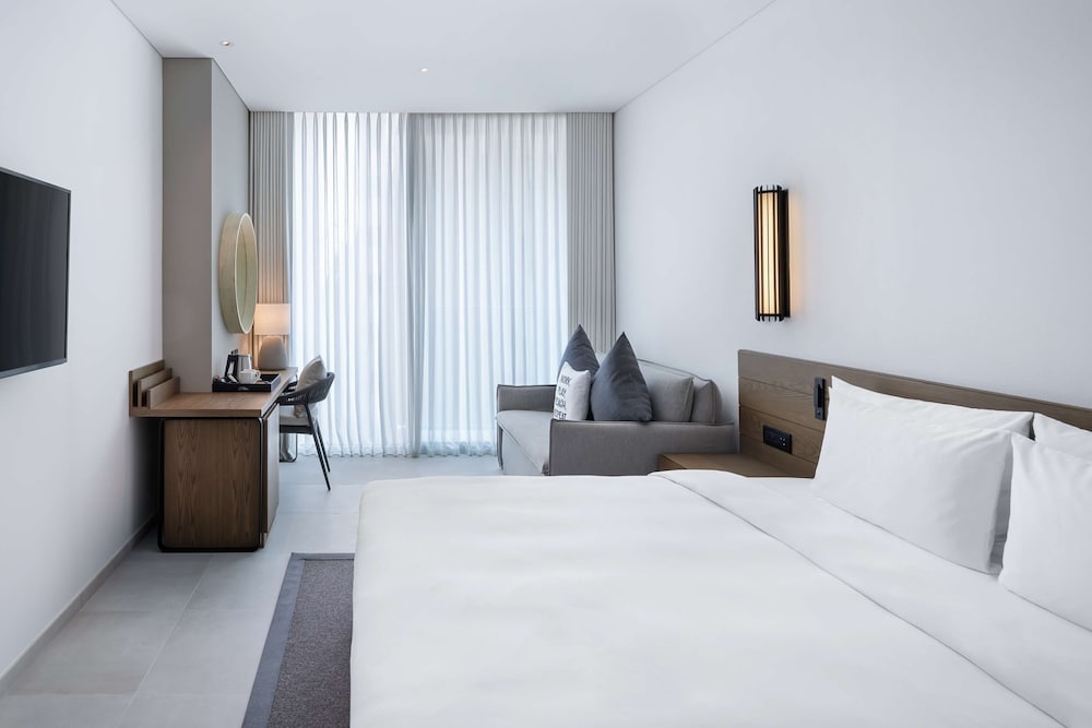 Superior Room, Partial Sea View thumbnail 6