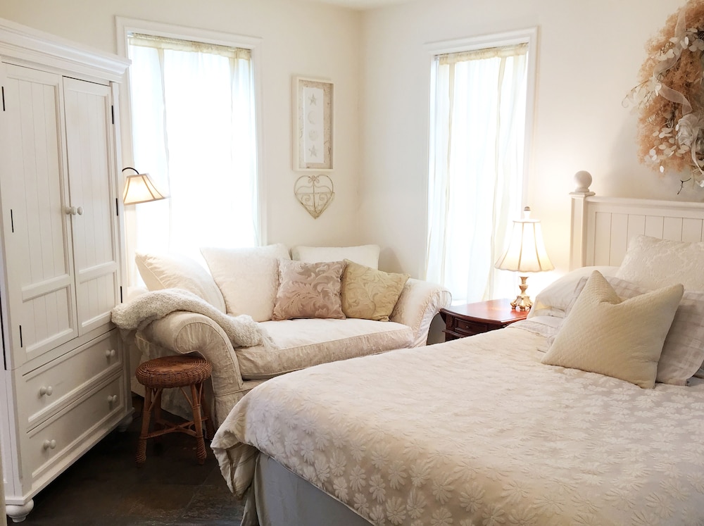 Luxury Seaside Suite, King Bed, Private Bath, Bikes Included photo 3