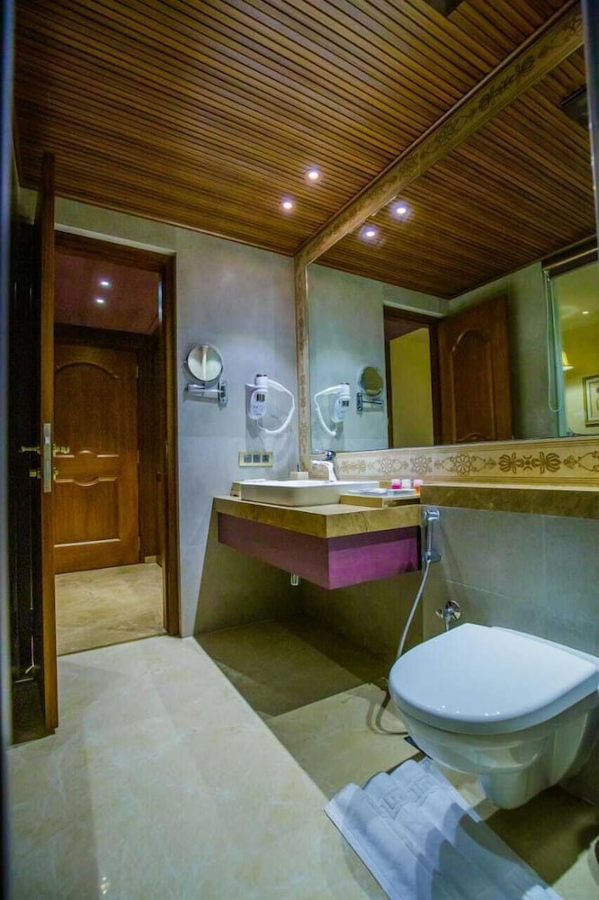 Executive Room, 1 King Bed - Photo 2