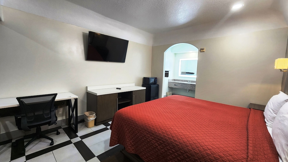 Deluxe Room, 1 King Bed, Non Smoking, Refrigerator & Microwave - Photo 6