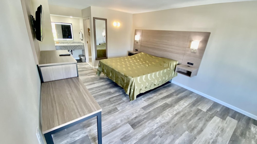 Standard Room, 1 King Bed, Smoking