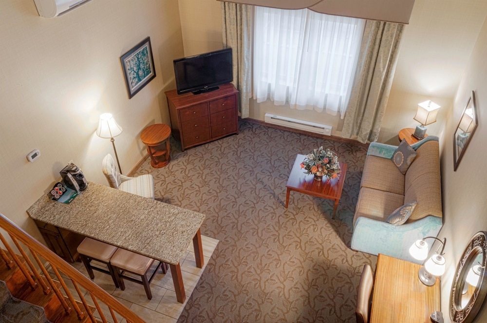 Suite, 1 Queen Bed, Non Smoking, Jetted Tub - Photo 1