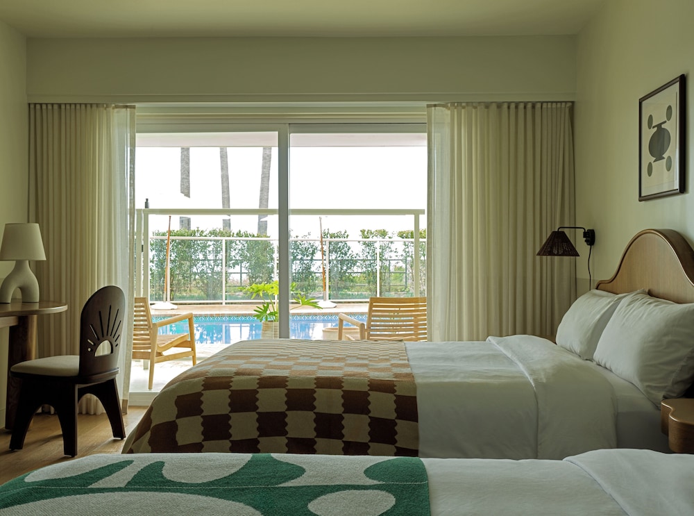 Room, 2 Queen Beds (Pool Level) photo 1