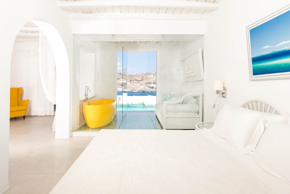 Suite with Pool - Photo 6
