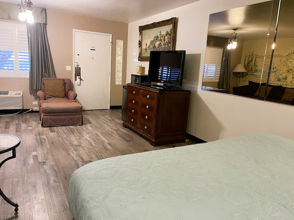 Suite, 1 King Bed, Non Smoking - Photo 3