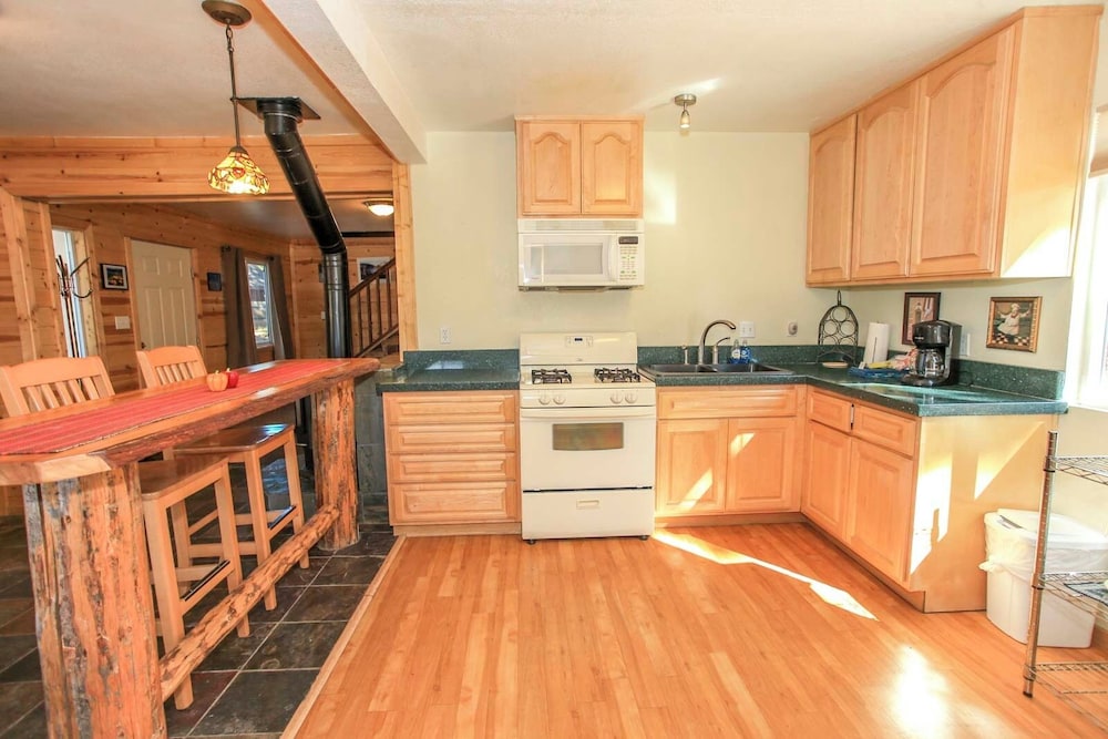 Cabin, Multiple Beds, Patio, Mountain View photo 3