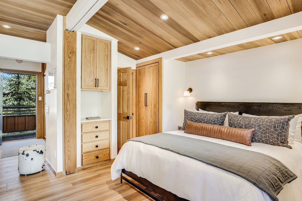 Premier Studio (Unit 415)