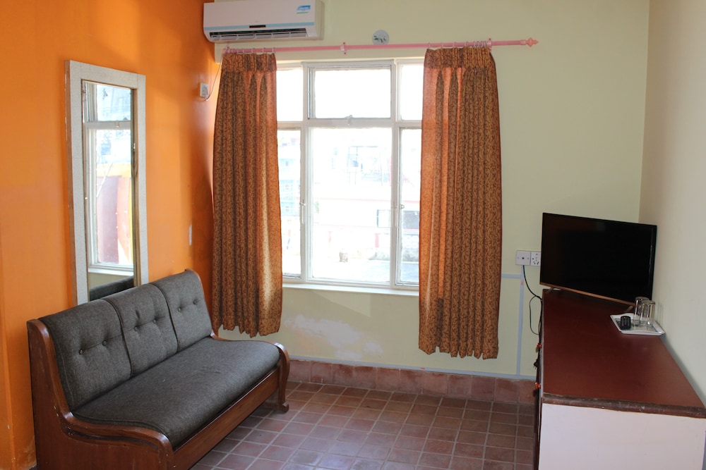 Deluxe Suite, 2 Twin Beds, Smoking, Mountain View
