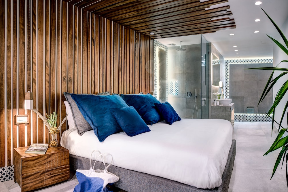 Junior Suite, 1 King Bed, Bathtub, Sea View - Photo 1