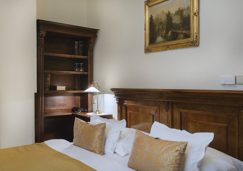 Available room thumbnail 6