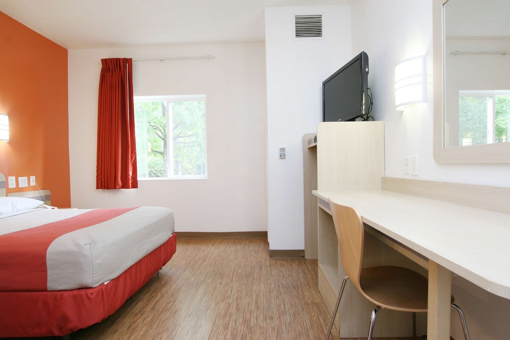 Deluxe Room, 1 Queen Bed, Non Smoking, Refrigerator & Microwave photo 3