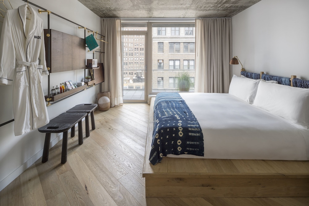Deluxe Room, 1 King Bed, Balcony photo 1