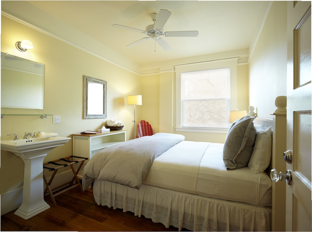 Standard Room, 1 Queen Bed, Shared Bathroom photo 1